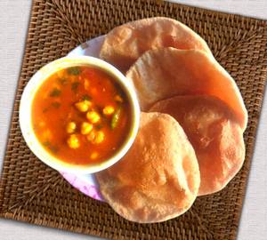 4 Poori + Chole Gravy