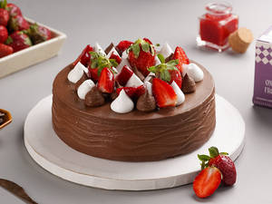 Strawberry Chocolate Cake (500 Gm)