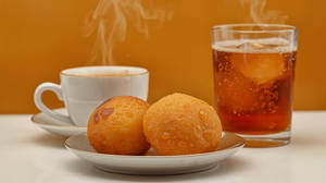 Sambar Vada (4 Pcs) & Hot/cold Drink
