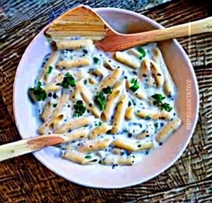 Pasta Alfredo (White Sauce)