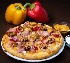 Spicy schezwan chicken pizza