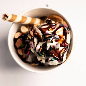 Triqle Hot Chocolate Fudge Sundae