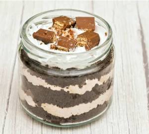 Kitkat Chocolate Jar Cake ,1Pc