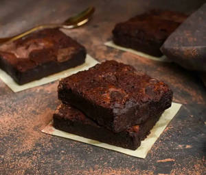 Chocolate Brownie(eggless) With Chocolate Sauce