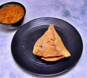 Samosa with sabzi (1pc)