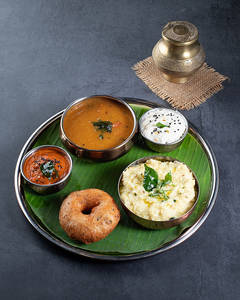 Pongal Vada Served With Sambhar And Chuttnies