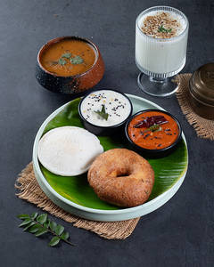 Idli Vada Served With Sambhar And Chuttnies