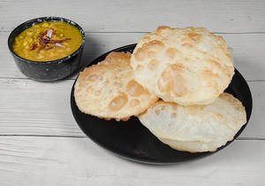 Luchi (4pcs) With Cholar Dal