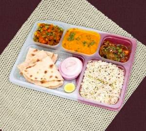 Thali ( 4 Roti+Dal+Sabji+Rice+Rayta +Salaad Or achar Ya Green Chatni )