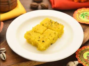 Nariyal barfi [4 pieces]