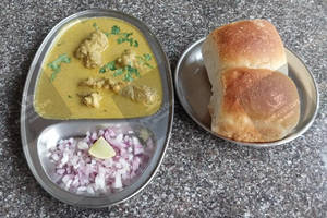 Chicken Xacuti With Pav [2 Pav]