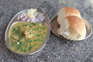 Chicken Ross Omelette With Pav [2 Pav]