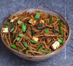 Paneer schezwan noodles                             