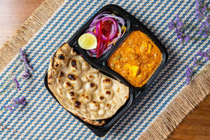 Rajasthani Dahi Mirch Paneer Ki Subzi With Roti Mealbox (serves 1)