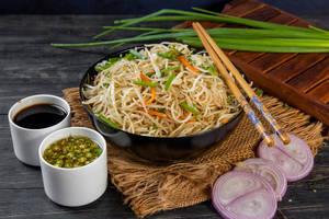 Veg Hakka Noodles Medium(500 Ml)