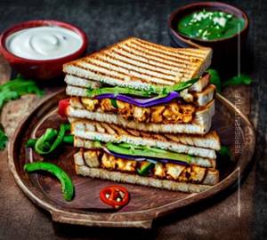 Chilli Paneer Sandwich [4 Pieces]