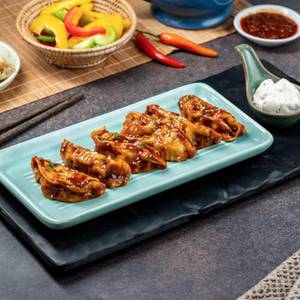 Schezwan Sauce Chicken Momos (6 Pcs)