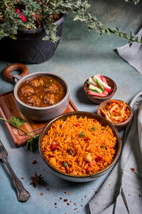 Schezwan Rice + Manchurian Gravy