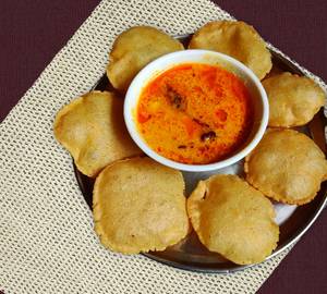 8 puri+veg sabji+achar