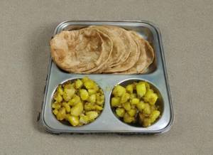 8 Poori with Aloo ke Gutke