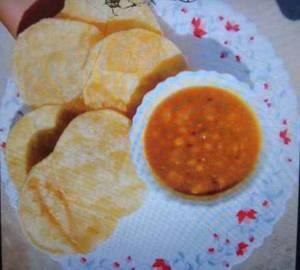 Hotl Luchi 4 Pcs And  Ghugni with veg Achar