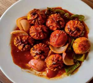 Veg Chilli Momos (Grevy )(8Pcs)