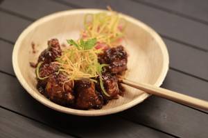 Schezwan Chicken Momos [8 Pcs]