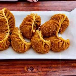 Crumble fried chicken momo