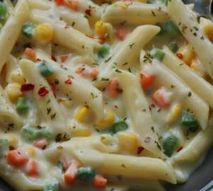 Penne pasta with white sauce