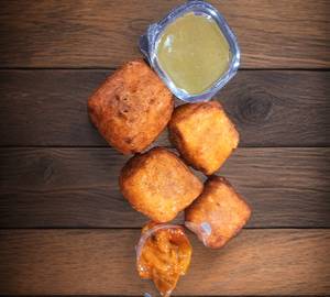 Paneer Pakoda [4 Pieces, 1 Plate] With Chutney And Sauce