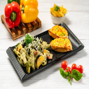Alfredo Chicken White Sauce Pasta with Bruschetta (2 Pcs)  - Non Veg