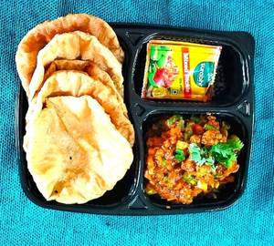 5 Poori with Mix Vegetable Ki Sabji