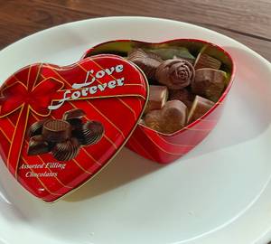 Assorted Red Heart Tin Chocolates [100 Grams]