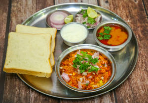 Dahi Misal With Slice