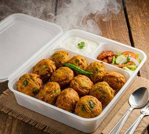 Mix Vegetable Pakoda (Served With: 12 pcs Pakoda + Curd + Pickle + Salad)