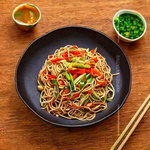 Veg Sriracha Round Noodles