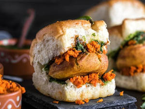 Schezwan Vada Pav