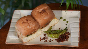 Bambaiya Vada Pav (2 Pcs)