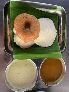 Idli Vada (two Idli  And One Vada)