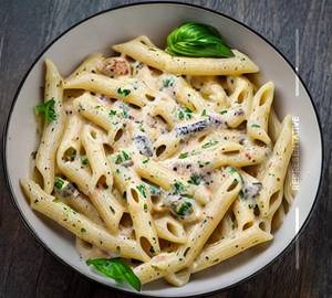 White sauce pasta                                             