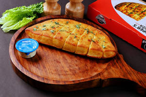 Garlic Bread With Cheese Dip