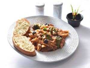 Veg Pasta + 2 Garlic Bread