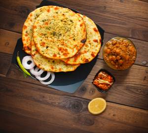 Stuffed Naan 2 Pcs With Channa Masala and Imli Chutney