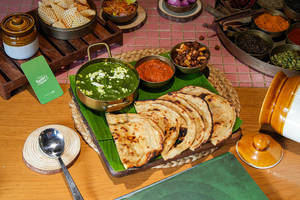 Palak Paneer With Lachha Paratha (2 Pc)