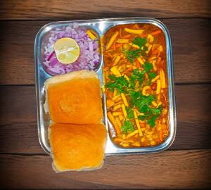 Batata vada misal pav