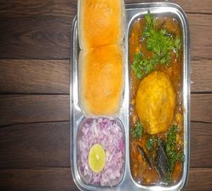 Batata vada usal pav