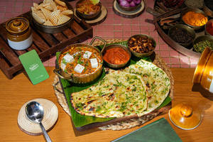Paneer Tawa Masala With Hariyali Naan(1pc)