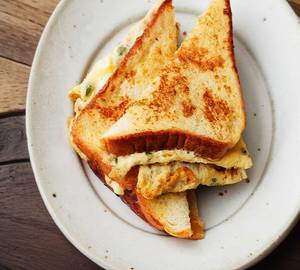 Bread omelette with butter [2 eggs, 4 slice bread]
