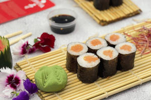 Smoked Salmon Maki (6 Pcs)