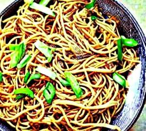 Pork chilli garlic noodles